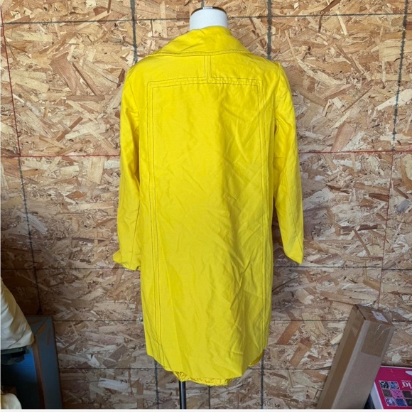 Yellow trench coat with buttons, True vintage 1960s 1970s. Made by Debutogs - Picture 2 of 6